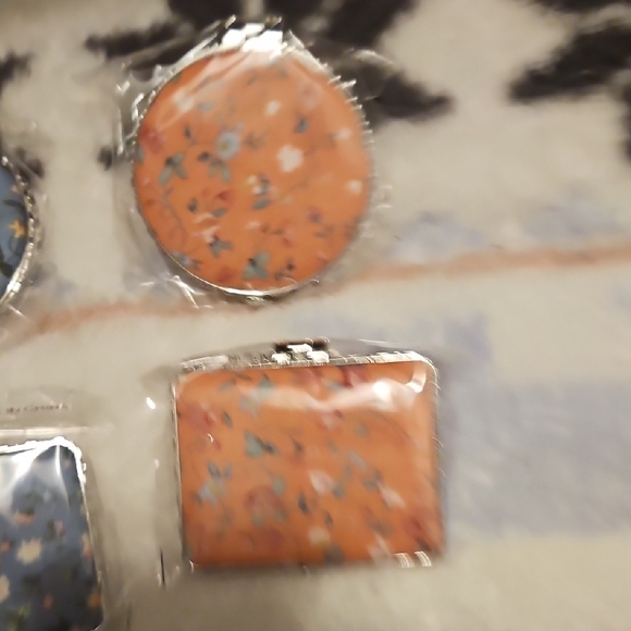 Floral Patterned Compact Mirrors - Picture 5 of 5